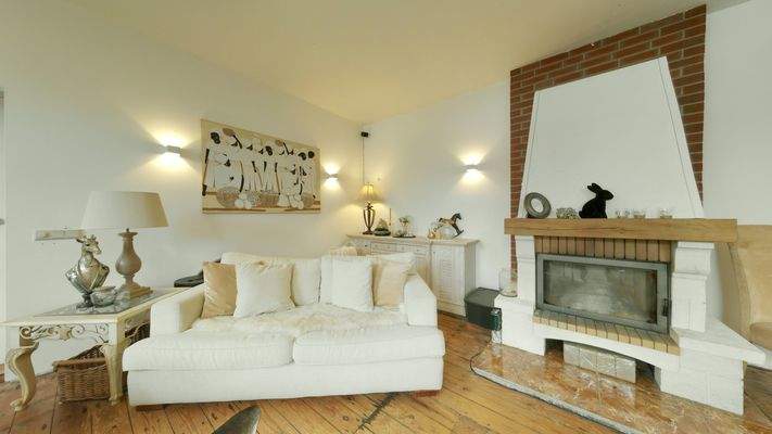 Das großzügige Wohnzimmer mit Kamin