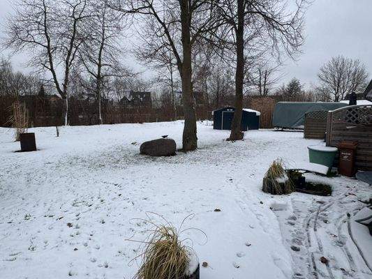 Großer Garten mit Möglichkeit weiterer Stellplätze oder weiterer Hallen