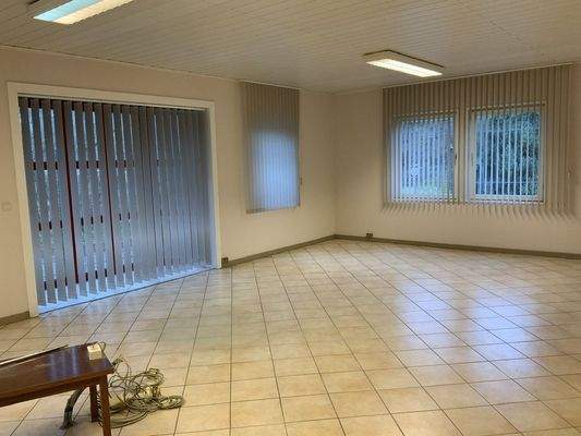 Büro mit Blick zur Einfahrt