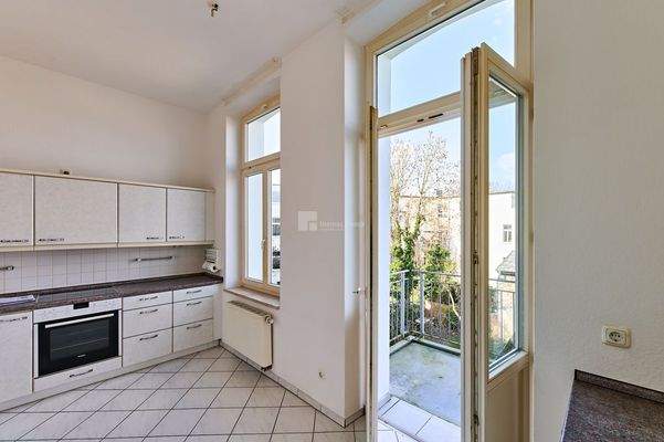 Die Küche mit Balkonzugang