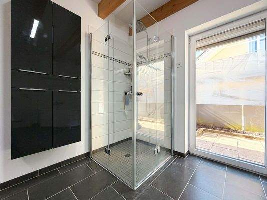 EG Bad: Großzügige Dusche ergänzt die Wanne für flexible Wellnessmomente