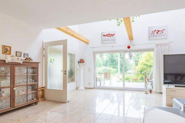  Wohnzimmer mit Ausgang zum Garten