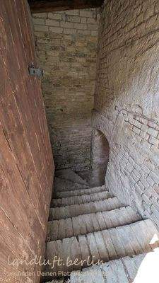 Treppe zum Keller im alten, linken Teil des kleine