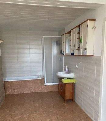 Bad mit Dusche, Badewanne und WC Wohnung 2