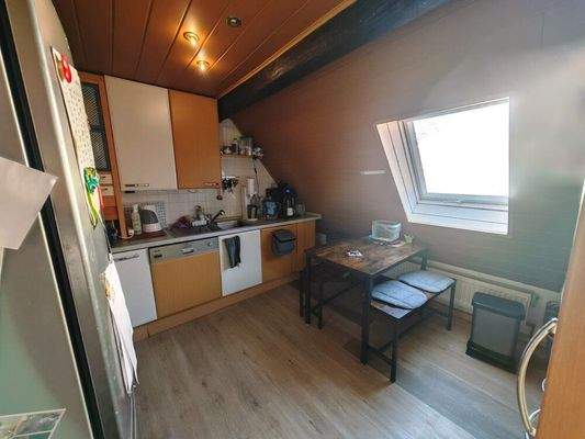 Küche mit Essgelegenheit