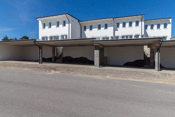 Blick zu den Carports