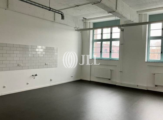 Aufenthaltsraum mit Küchenansc