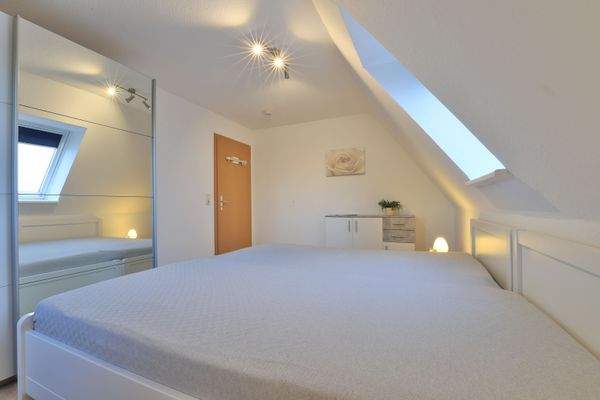 großzügiges Schlafzimmer 