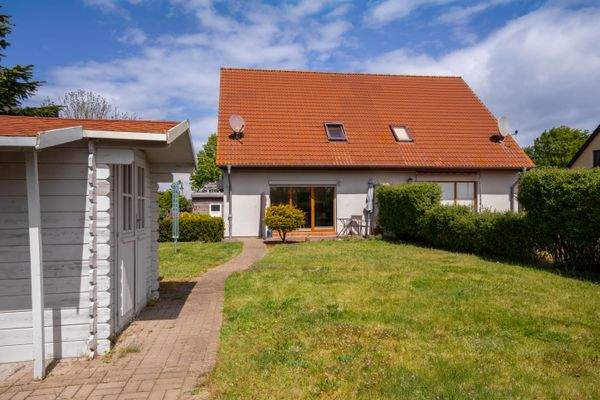 Blick vom Garten zum Haus