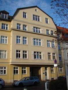 Geräumige 2-Raum Wohnung mit Parkettfußboden und Einbauküche in Stadtfeld.