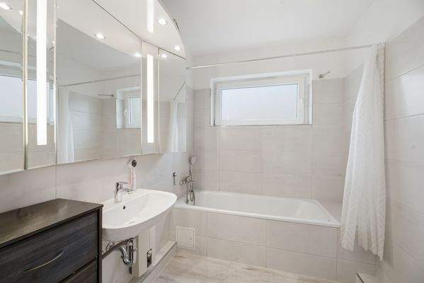 Badezimmer mit Badewanne