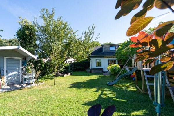 Garten mit Hüttchen