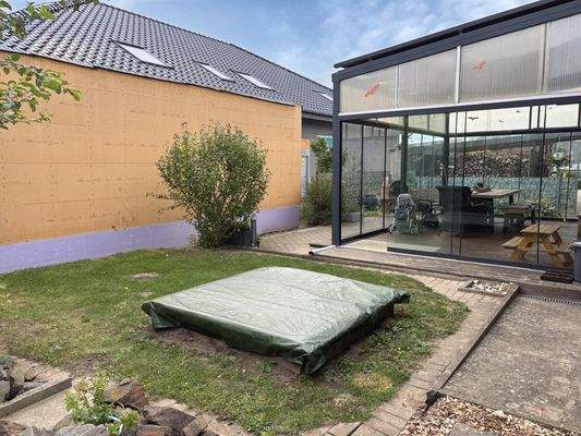 Gartenfläche mit Ansicht Wintergarten