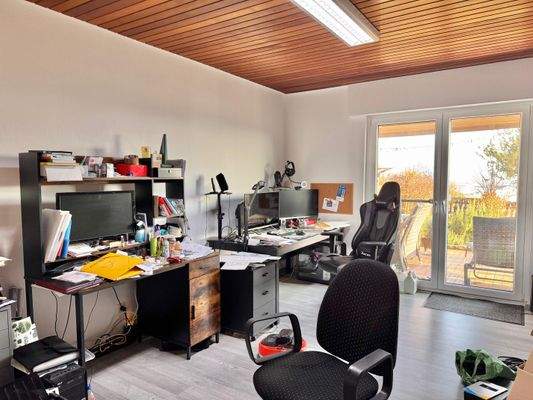 Büro mit Terrassenausgang EG