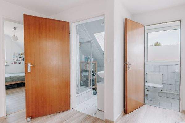 Duschbad und separates WC im Dachgeschoss