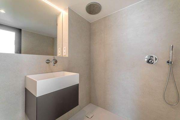 Eines von 2 Badezimmern