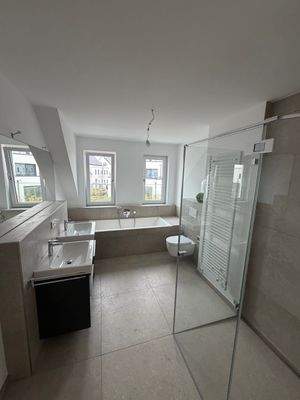 Bad mit bodentiefer Dusche und Badewanne 