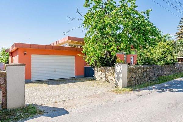 Grundstück mit großer Doppelgarage