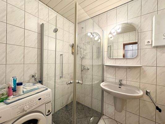 Badezimmer mit Dusche