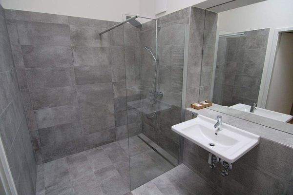 Elegantes Duschbad mit Fenster