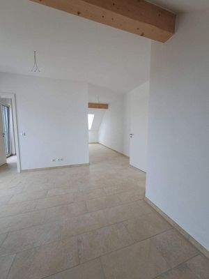 Blick Schlafzimmer in Ankleidebereich.jpg