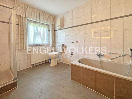 Tageslichtbad mit Dusche und Wanne