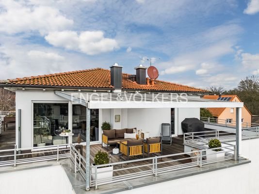 96 m² große Dachterrasse, Pergola und Wintergarten