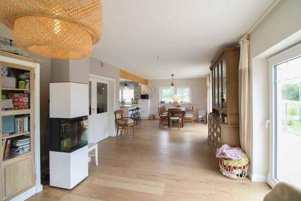 offenes Wohnzimmer mit Kamin