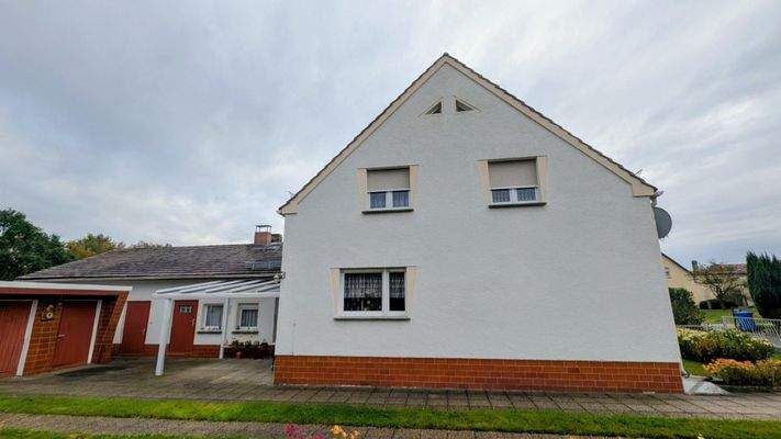 Ansicht Giebelseite des Wohnhauses mit Anbau an das Haus