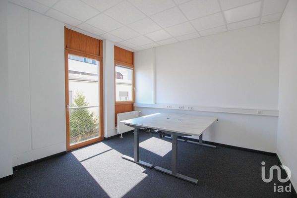 Kleines Büro neben großem Tagungsraum