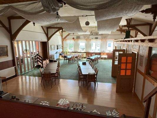 Saal mit Bühne und Leinwand für bis zu 100 Personen