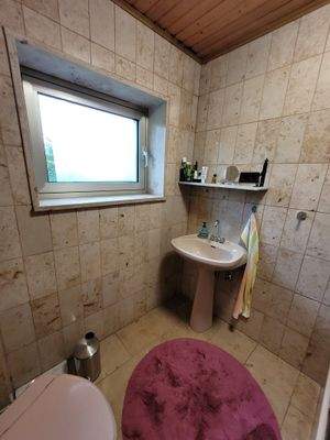 Bild 9 zeigt das Bad im Dachgeschoss