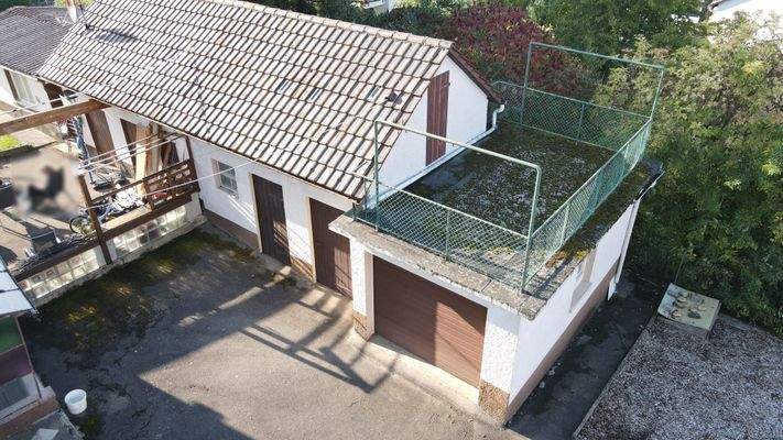 Nebengebäude und Garage 1