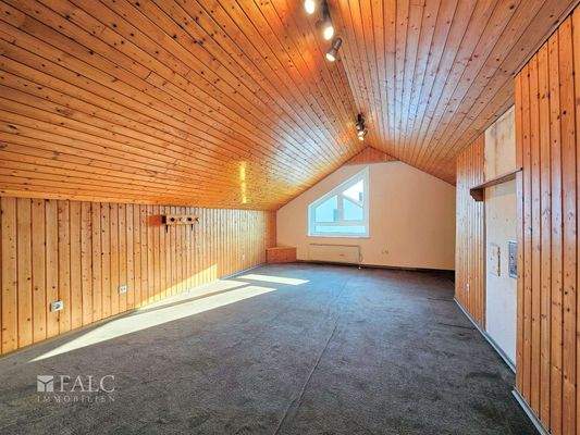 Sehr großes Dachzimmer mit Abstellraum