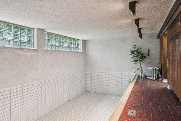 Innenpool mit Fenster im Kellergeschoss 