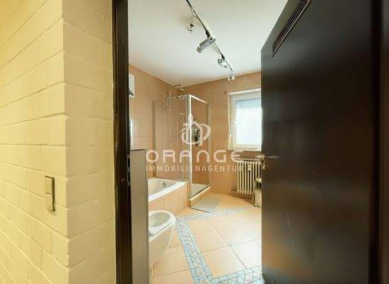 KI (Blick Richtung Dusche)