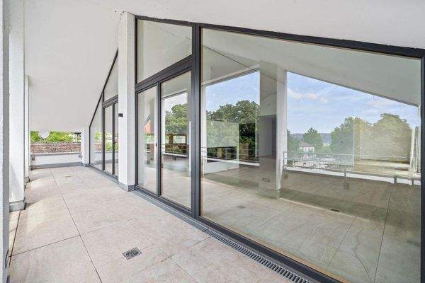 Balkonansicht mit Jalousien