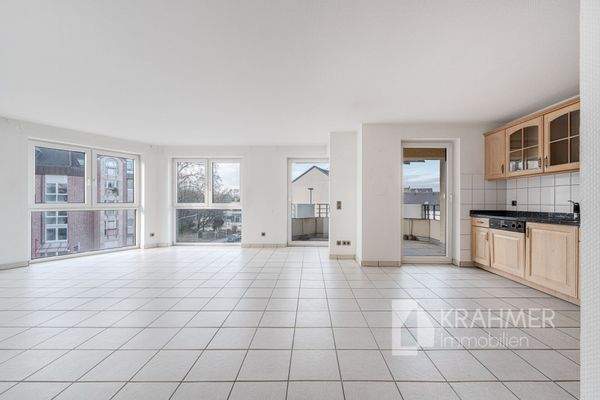 Wohnzimmer mit offener Küche