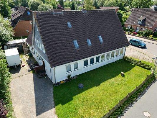 Seitenansicht und Auffahrt