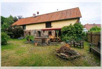 Wohnhaus: Gemäuer aus Feld- und Ziegelstein