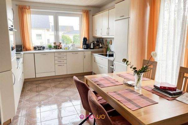 Küche mit gemütlichem Essbereich