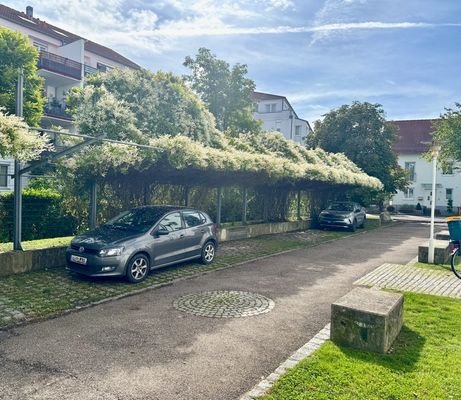 Gästeparkplätze vor dem Haus