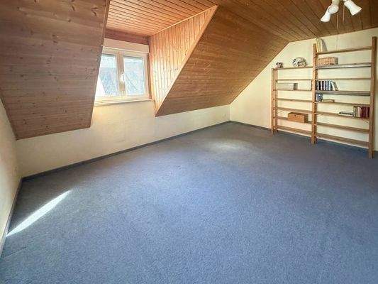 Eines der Schlafzimmer im Obergeschoss - virtuell aufgeräumt