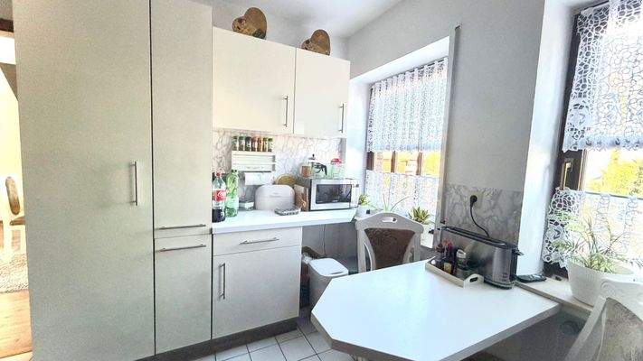 Helle Küche mit Esstisch