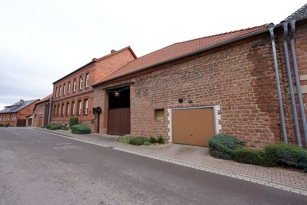 2 - Wohnhaus und Garage.JPG