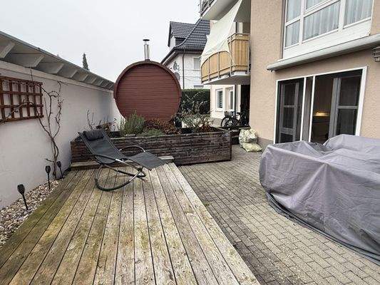 Herrliche Sonnenterrasse mit Hochbeet und Holzdeck