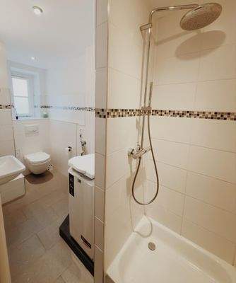 Badezimmer mit Dusche