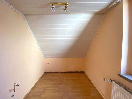 OG: angrenzendes Zimmer oder Ankleide