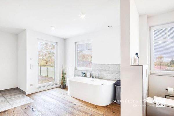 Das Bad mit Zugang zur Dachterrasse