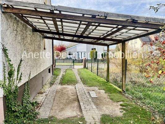 30 Einfahrt vom Garten